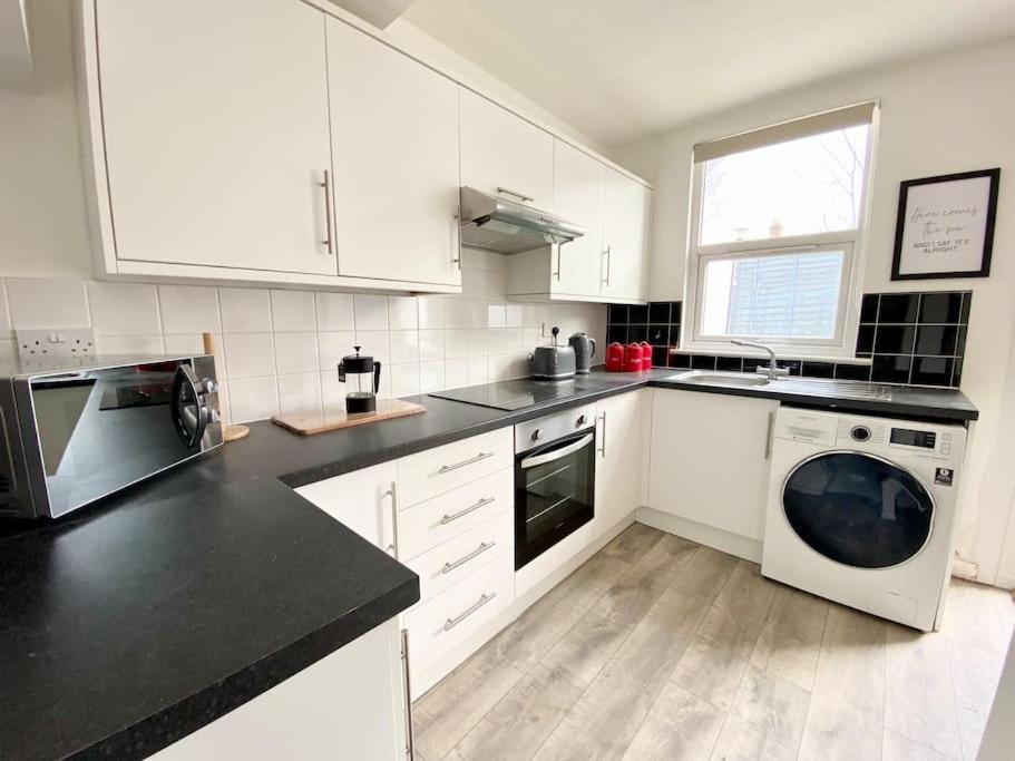Charming Seaside Cottage In Leigh-On-Sea Southend-on-Sea Exterior photo
